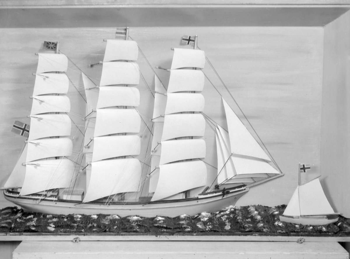 Modell av seilskip fotografert for Henriksen