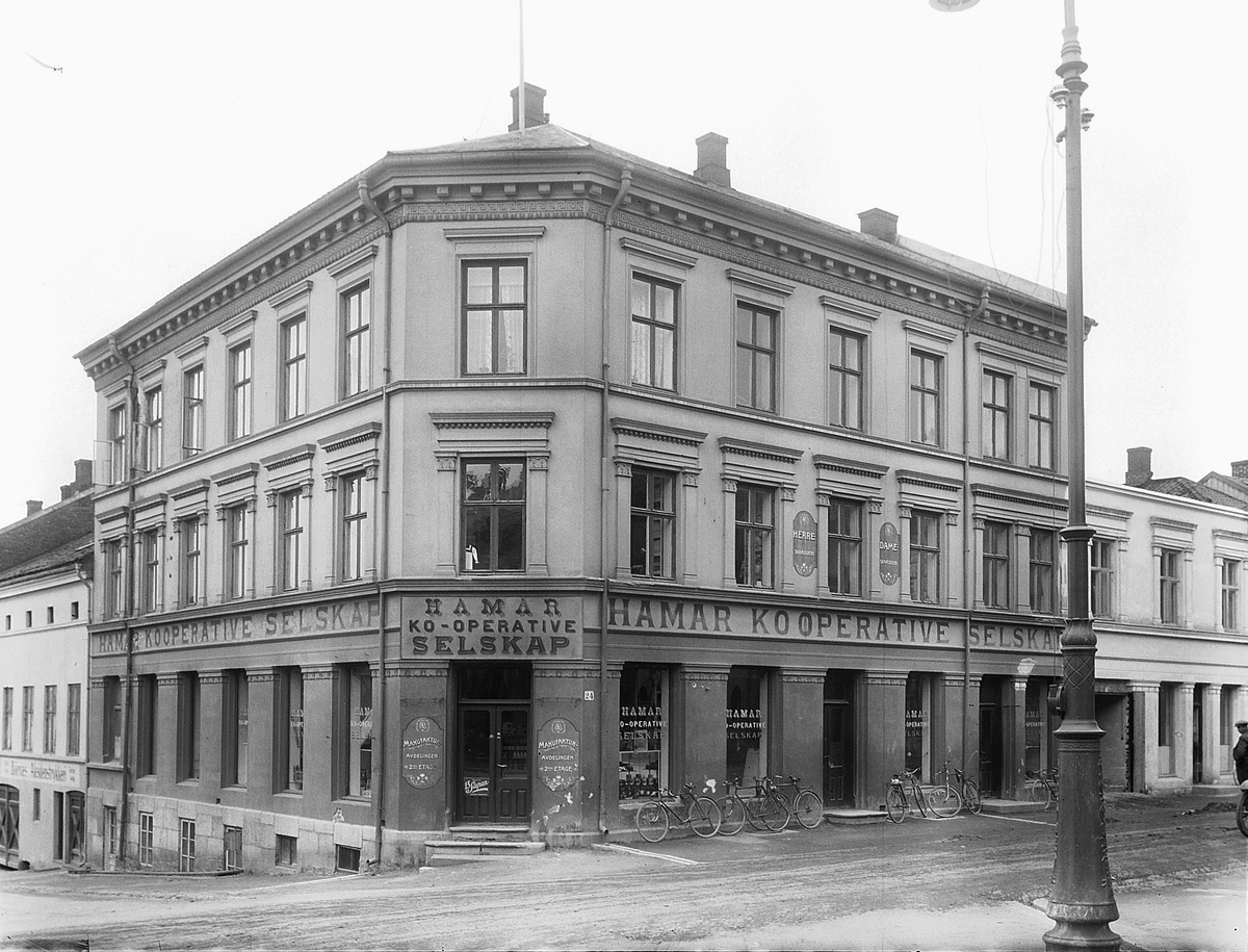 Hamar Kooperative Selskap fra 1899. Samvirkelag. Torggata 52. Eksteriør. 