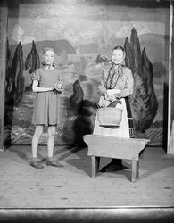 Barn fra Døveskolen oppfører "Rødhette"