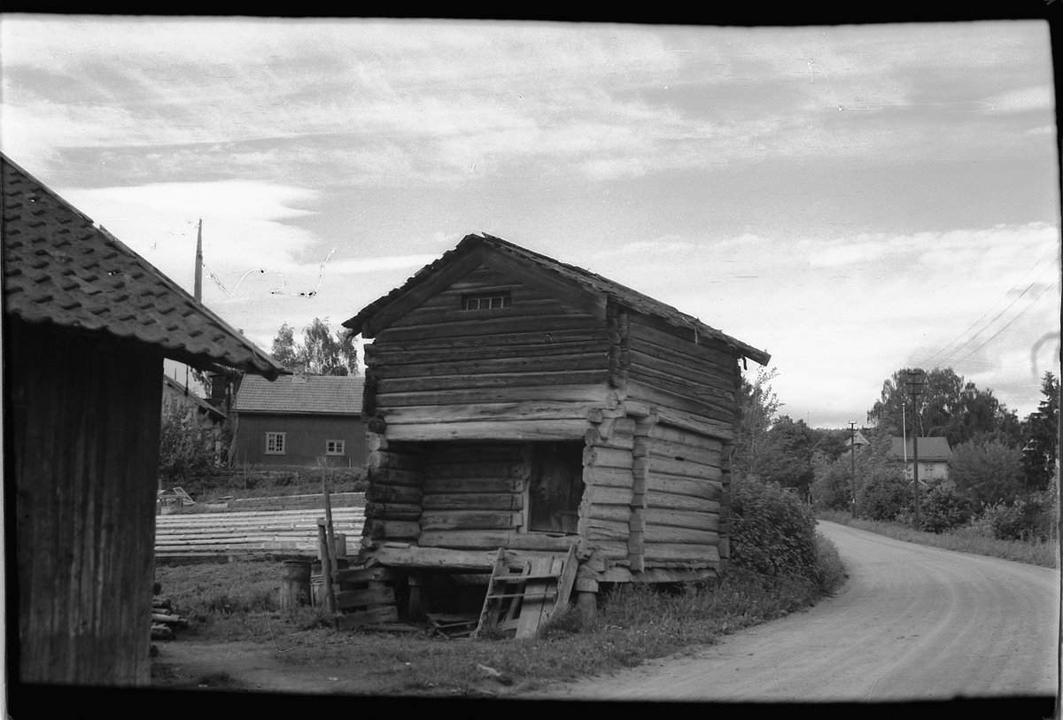 Ringsaker, Moelv, Brovold mølle, Brugsvegen, stabbur flyttet til Domkirkeodden i 1949,