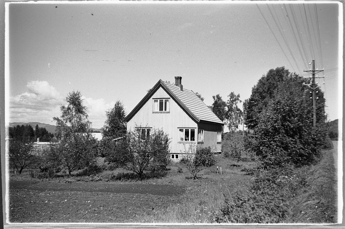Ringsaker, Moelv, enebolig, huset ligger langs Storgata 76, nord for sykehuset, like før Aardals gartneri. (huset er revet)