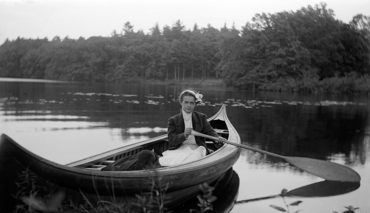 Aagot (Morbech)Johannessen i Amerika 1910-1912, kano, padling, fritid.
