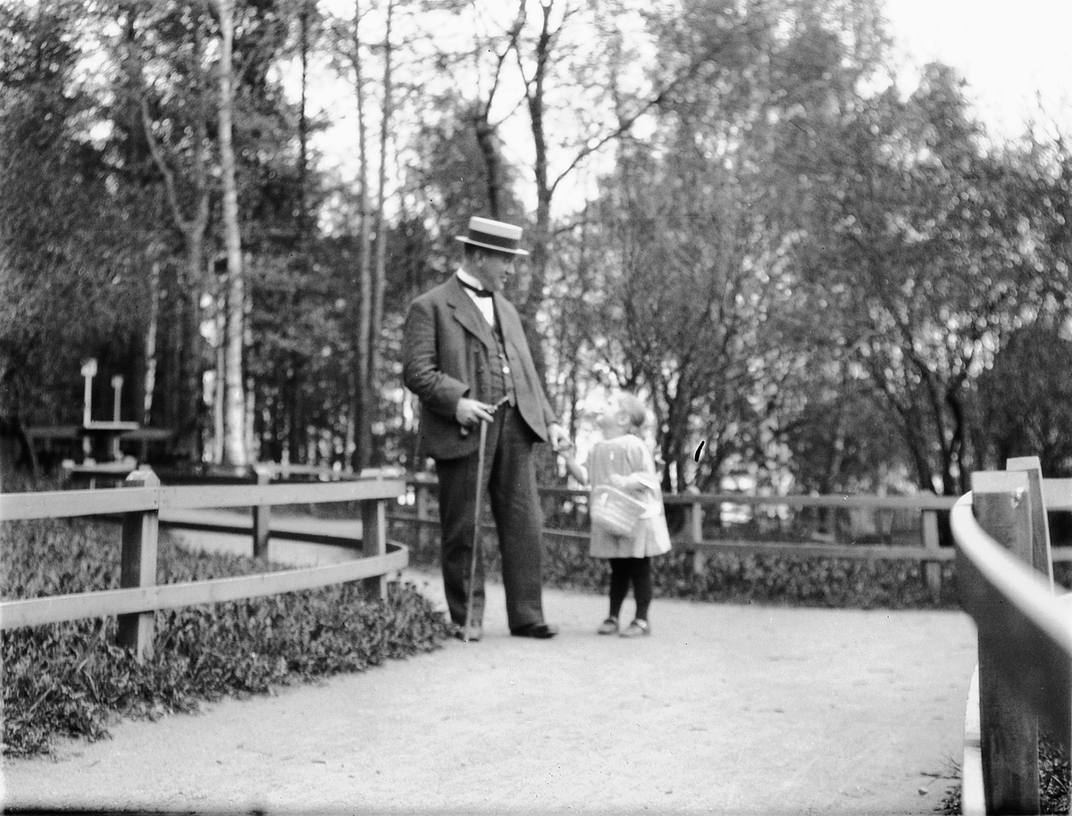 Ragnvald Andersen med datteren Gerd i Hamar Park. 