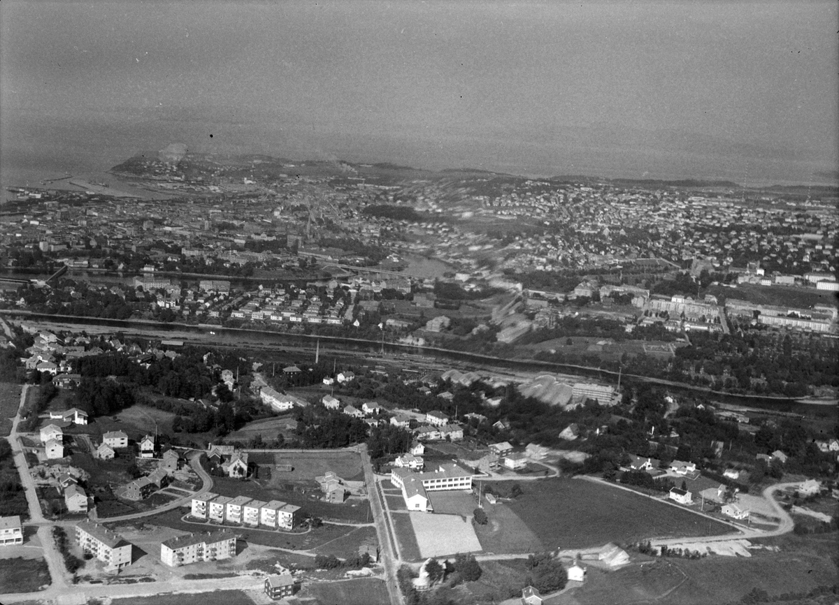 Åsveien skole og omegn med Øya og Midtbyen i bakgrunnen sett fra lufta