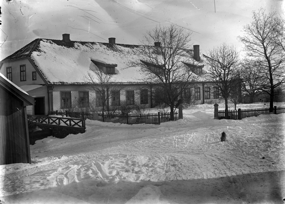 Hovedbygningen på Grefsheim gård, Nes, Hedmark. Vinter. Før 1902.