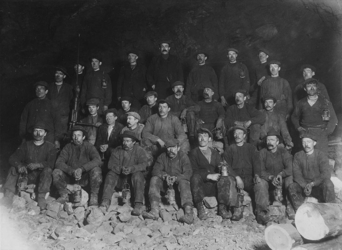 En gruppe gruvearbeidere avbildet i gruva.