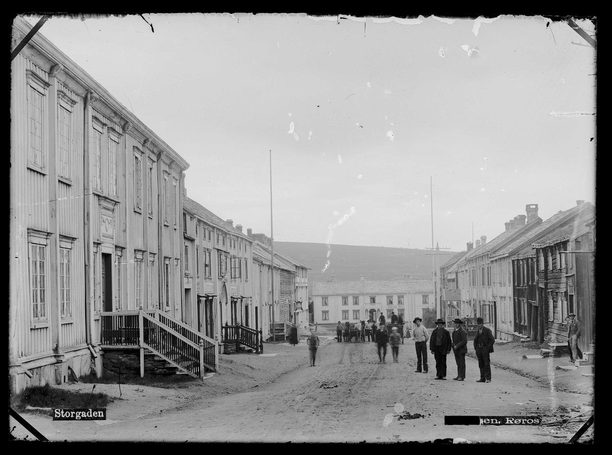 Parti fra Bergmannsgata på Røros, med Direktørgården og Leighgården til venstre