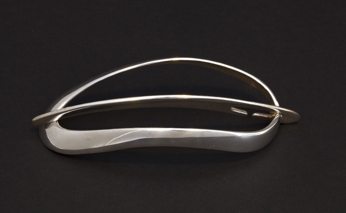 En enkel oval hårnål i sølv. Spennen er avtagbar.