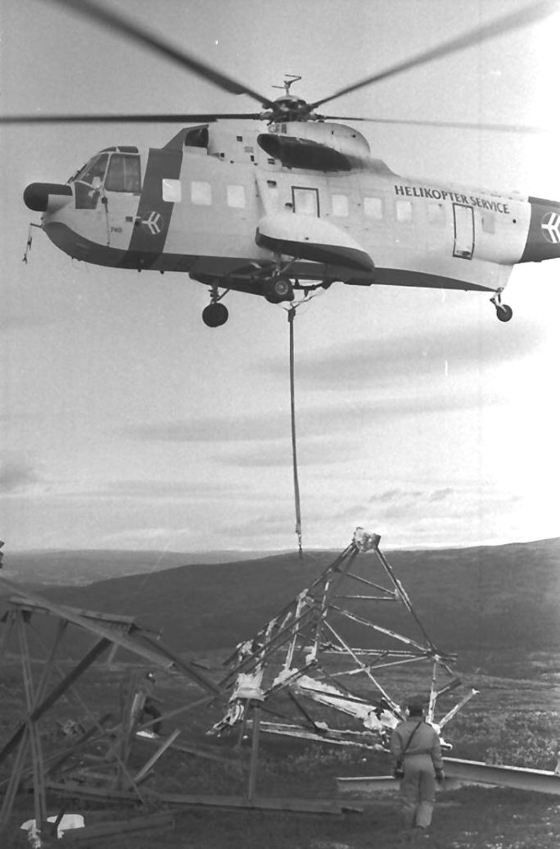 Helikopterfrakt av taubanemaster i Hummelfjell, Os. 