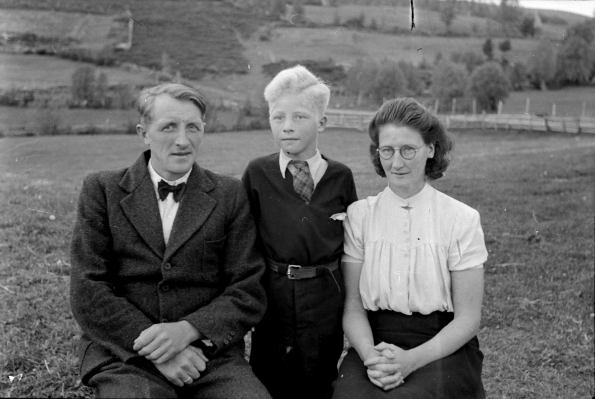 Johan og Kjersti f Røe nygård med sønnen Sindre. JOHAN NYGÅRD, VINGELEN P. O. ØSTERDALEN. SEPTEMBER 1943. 