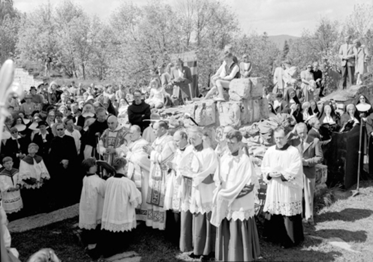 Hamar kommune, byjubileum 1949, 29. mai, Hamar 100 år, Domkirkeodden, Domkirkeruinen, katolsk jubileumsmesse for St. Torfinns menighet