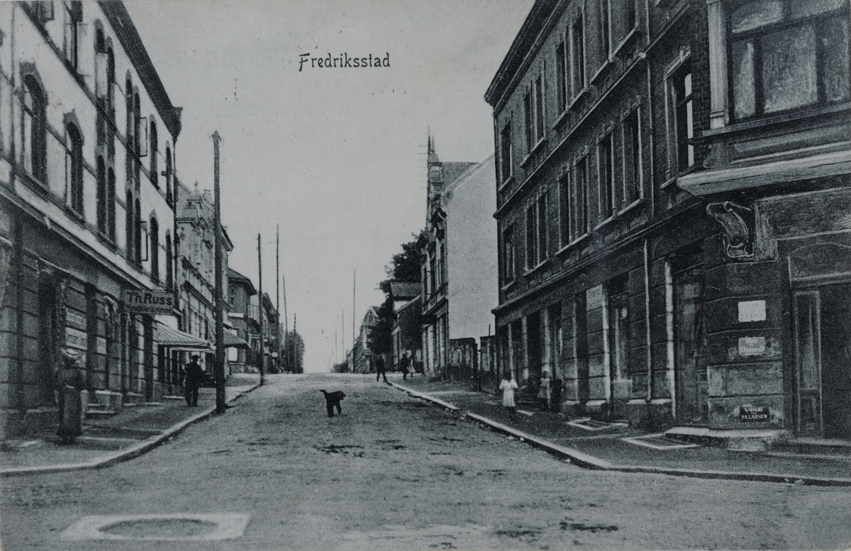 Sarpsborg, avbildet gate er St. Marie gate, tatt fra torvet. Foto må være mellom 1920 og 1927, firmaet til venstre i bildet Th. Russ ble etablert i 1920 og avviklet i 27.