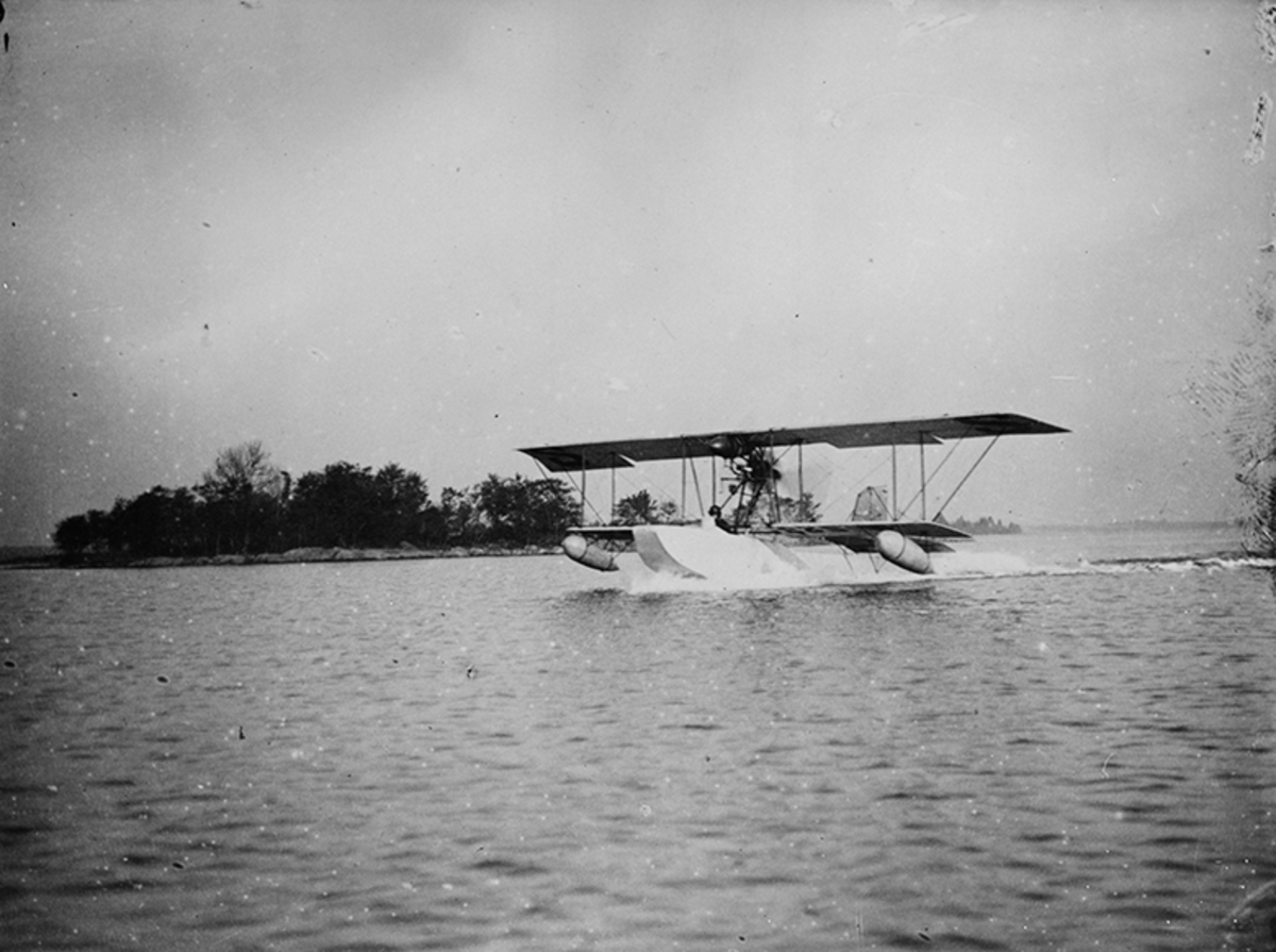 Flygplan Donnet-Lévêque startar från vatten.