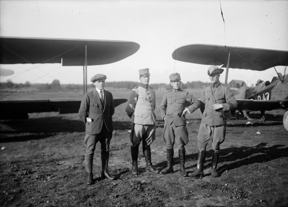 Fyra män framför flygplan på Malmen, 1924.