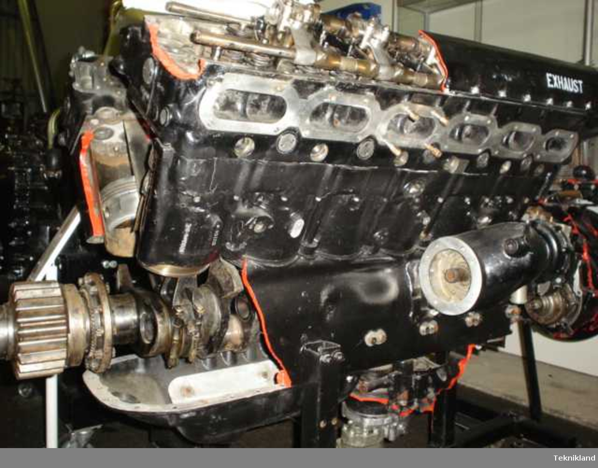 Denna motor (J 26 Mustang) är uppskuren och uppbyggd av haveridelar från främst flygplanl nr 26132.