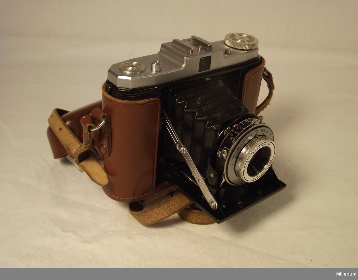 Kamera "Zeiss Ikon Nettar" med tillhörande fodral.