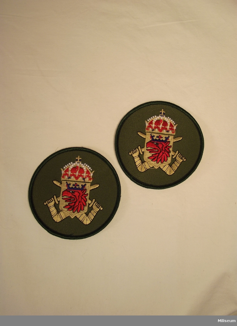 Tilläggstecken för Södra Skånska Regementet (P7/Fo 11) 

Märket började användas vid 1982 och användes fram till 1994-06-30. Märket övertogs av MekB 7. Bars av personal vid stabs och förvaltningstjänst på fältuniformens vänstra arm.