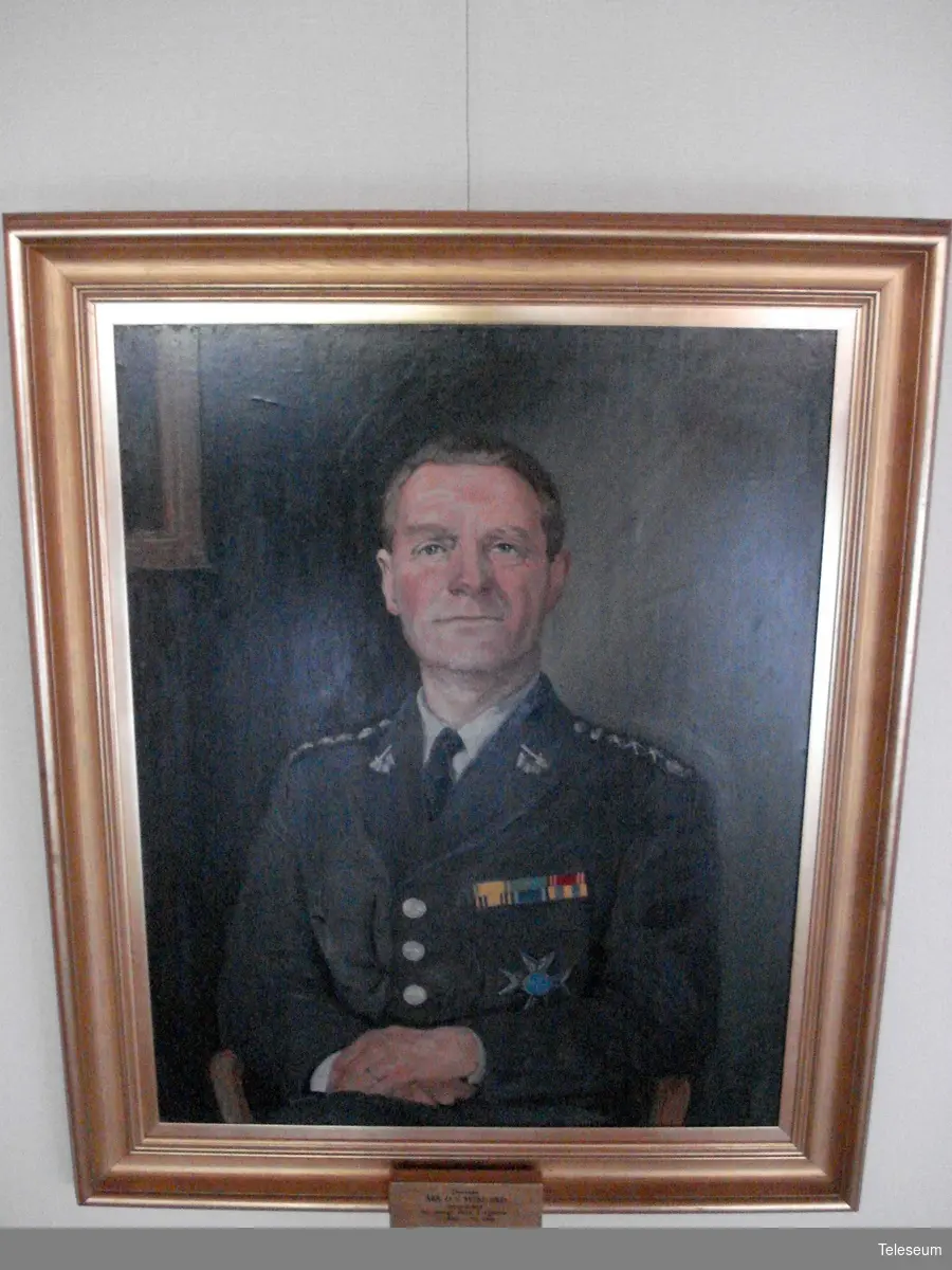 Olja på duk, brun ram med förgyllning. Porträtt föreställande Överste Åke GS Wikland, sekundchef för Kungl Göta Pansarlivgarde 1955-1966.