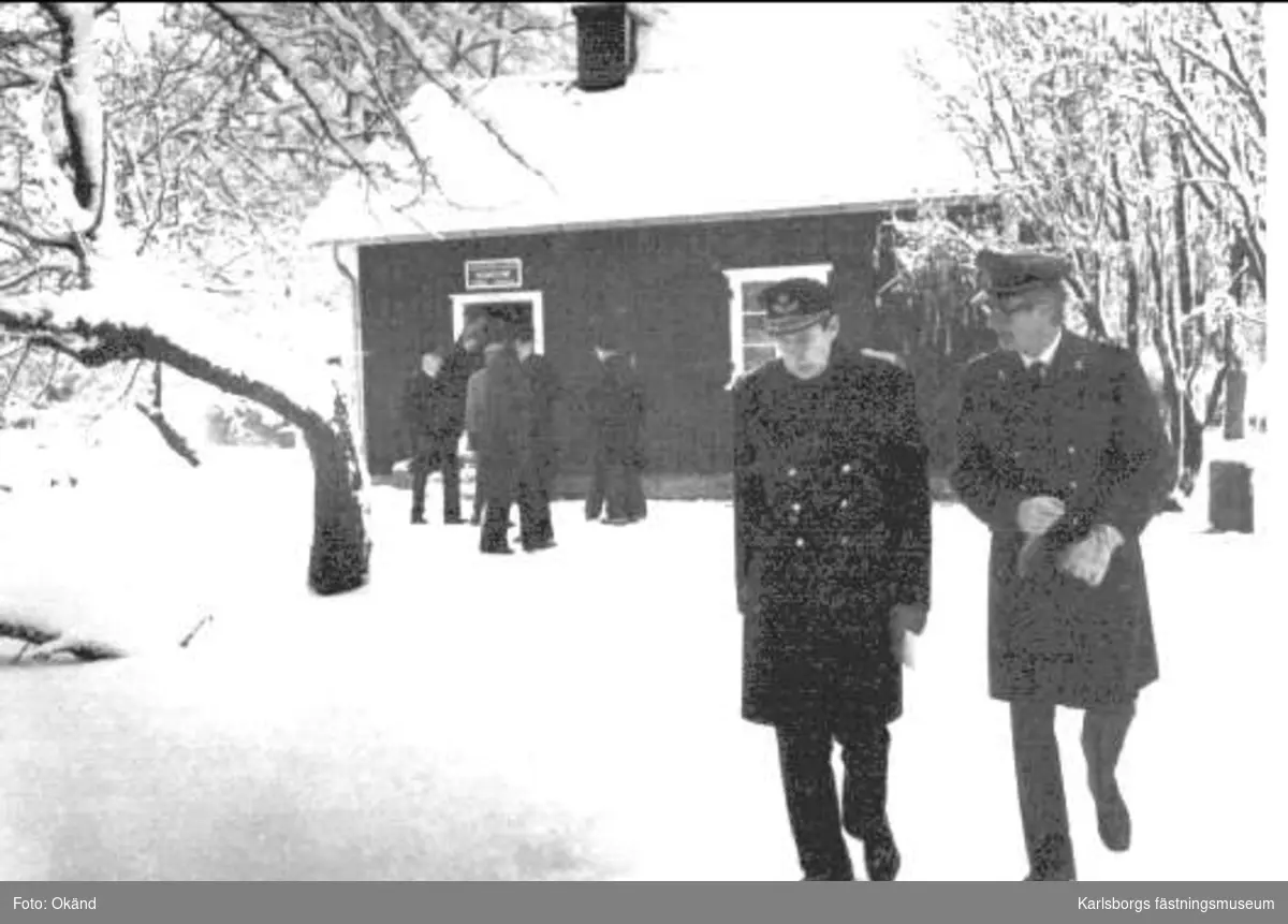 Militärbefälhavaren generallöjtnant Nils Personne inviger K 3 museum i Lundabyggnaden, K 3, Skövde den 3 december 1976. Här orienteras han i husartorpet av värnpliktige korpralen Wahlund. Nils Personne och överstelöjtnant Göran Ulfsparre på väg från Husartorpet i Gärdhems trädgård.