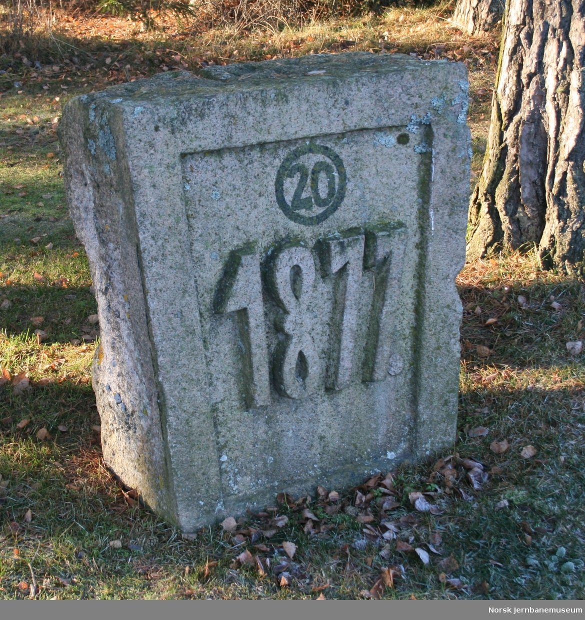 Toppsteint fra Ljansviadukten med årstallet "1877"