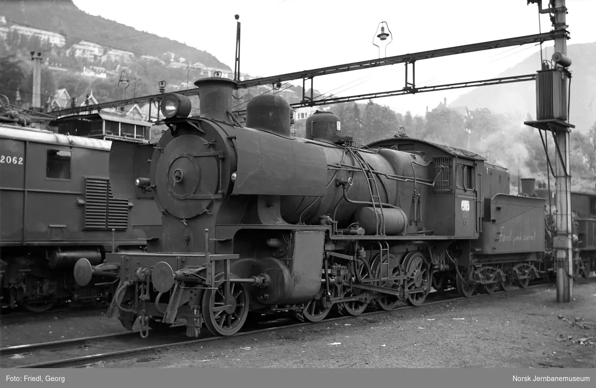 Damplokomotiv type 28b nr. 151 på Bergen stasjon like før opphugging