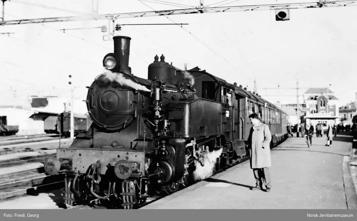 Damplokomotiv type 32a nr. 407 på Kristiansand stasjon
