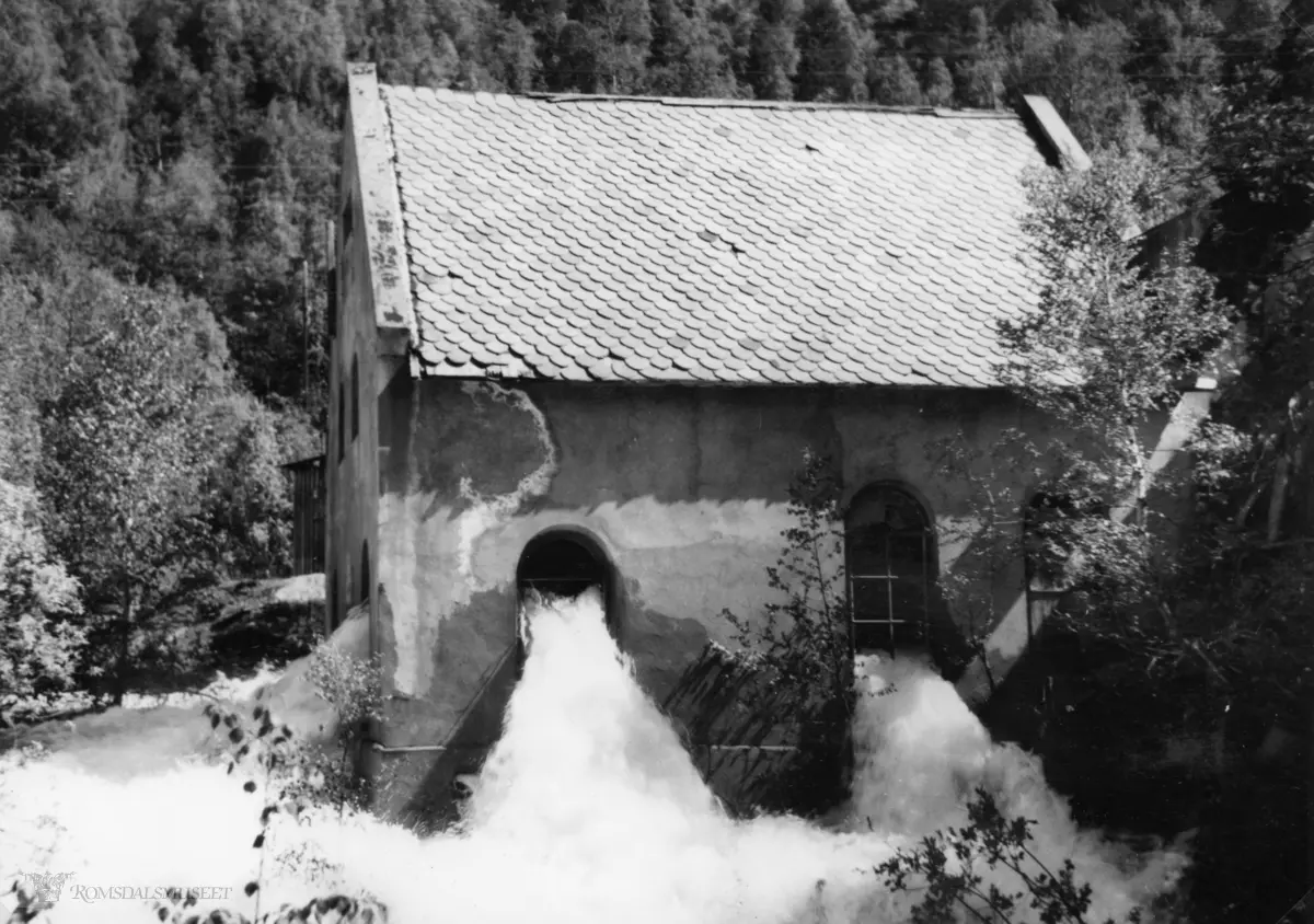Kraftstasjonen på Stevem 2 pinsedag (25.5.1953)..Et eller annet gikk i stykker og vatnet strømmet inn i bygningen og ut igjen gjennom dører og vinduer og dannet rene fossefall.