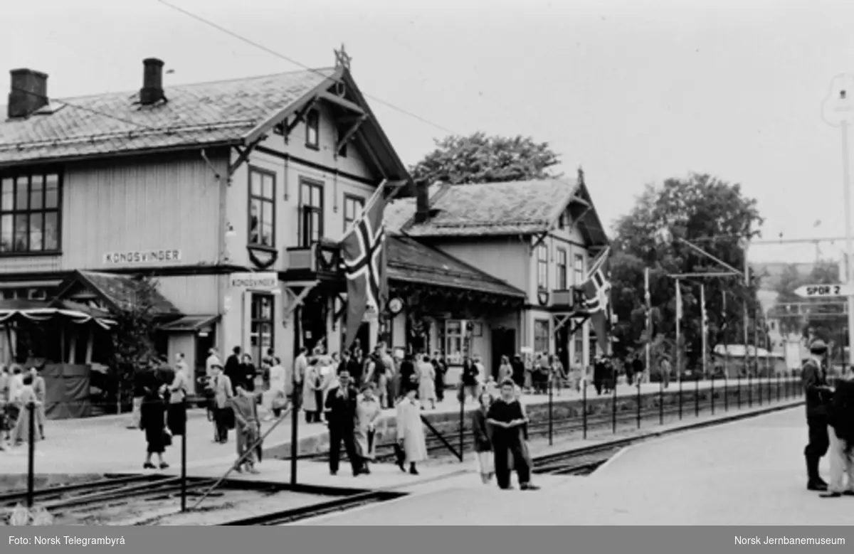 En pyntet Kongsvinger stasjon ved åpningen for elektrisk drift på Kongsvingerbanen