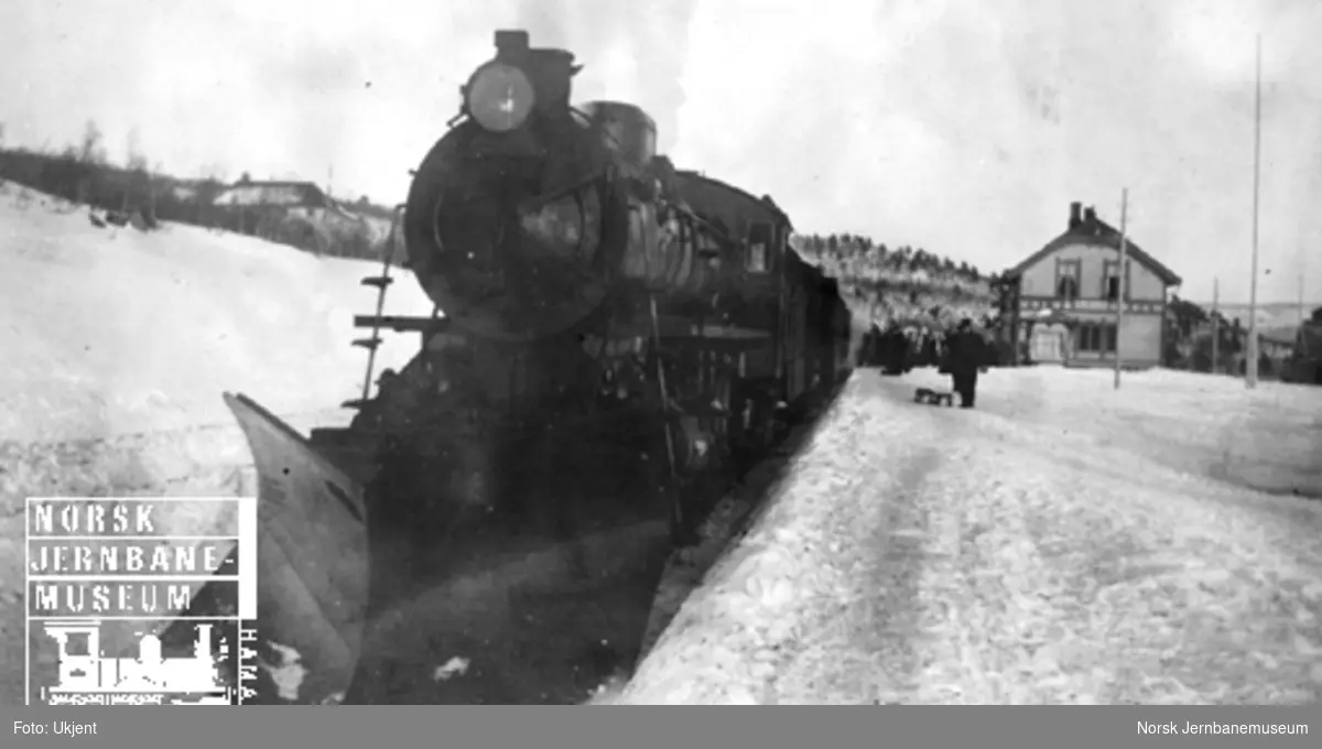 Damplokomotiv type 26a foran tog på Geilo stasjon