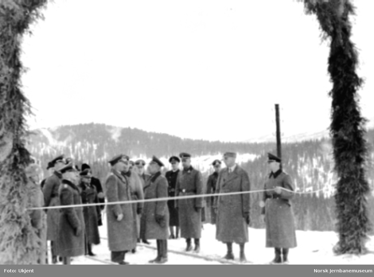 Tyskere ved åpningen fra Elsfjord - før snorklipping