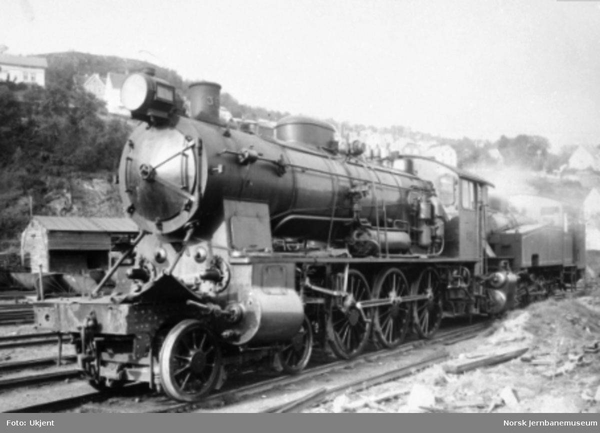 Skadet damplokomotiv type 30b nr. 365 etter Nidareidulykken skjøvet av et damplokomotiv av type 35a