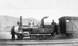 Damplokomotiv type III nr. 6 "Røskva" foran godsvogn nr. 139