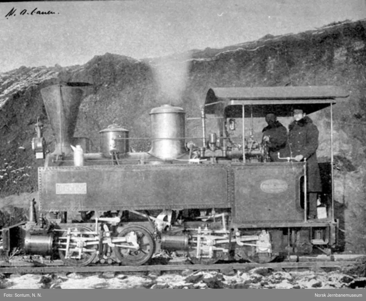 Damplokomotivet "Ulven" med personale