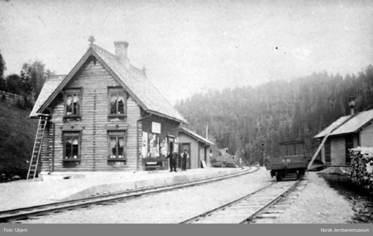 Langlete stasjon med noen godsvogner i spor 2 og lokomotivstallen i bakgrunnen