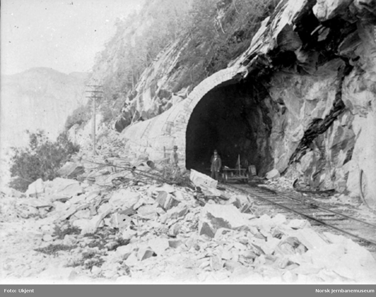 Overmurt tunnel ved Bergsenden før Vossebanens ombygging til bredt spor