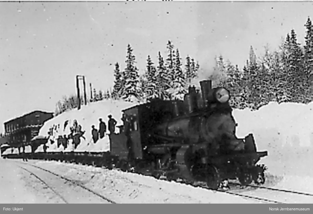 Damplokomotiv type XXIIIc nr. 44 med "snøtog" på Reitan stasjon