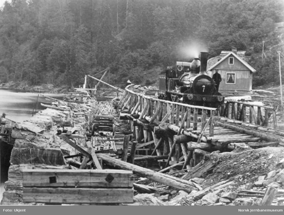 Damplokomotiv nr. 1 foran den gamle trebrua nord for Eidsvoll tunnel
