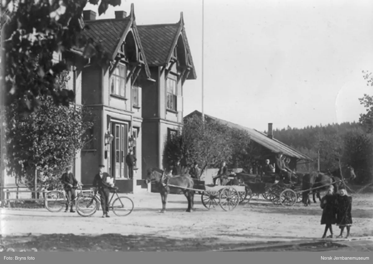 Sandefjord stasjonsbygning, bysiden, med hester og vogner samt syklister