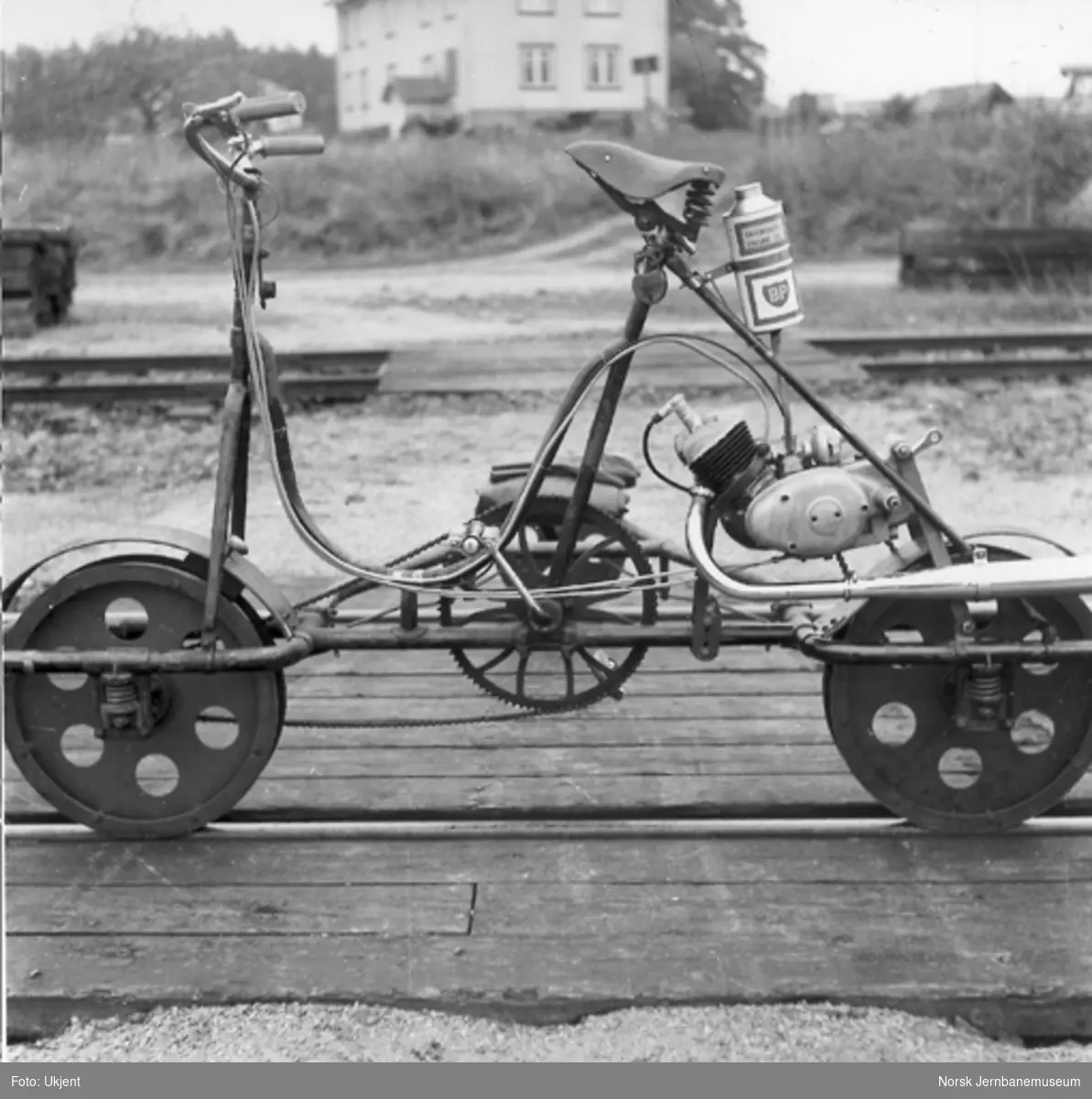 Trehjuls sykkeldresin med bakhjulsmontert Simpson 50 cm3-motor