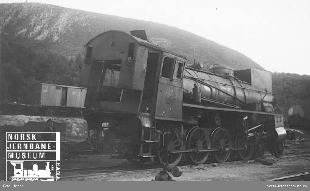 Damplokomotiv type 26c nr. 437 med skader etter avsporingen på Lesja st.