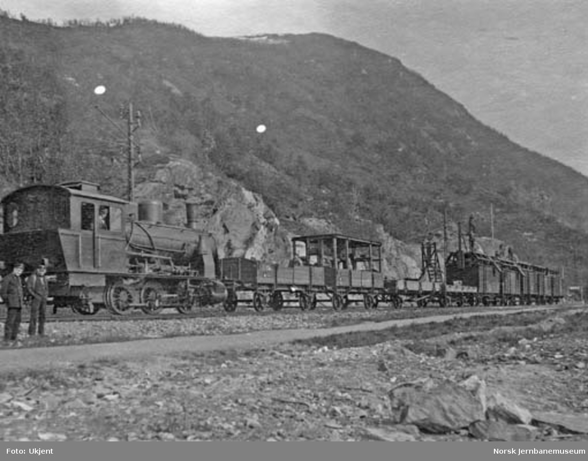 Damplokomotiv type 36a nr. 410 med montasjetog på Ofotbanen