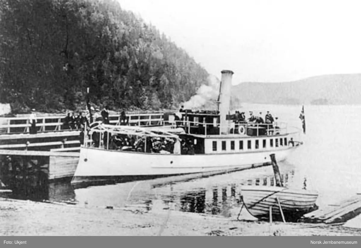 Dampbåten "Ringerike" ved brygga på Svangstrand