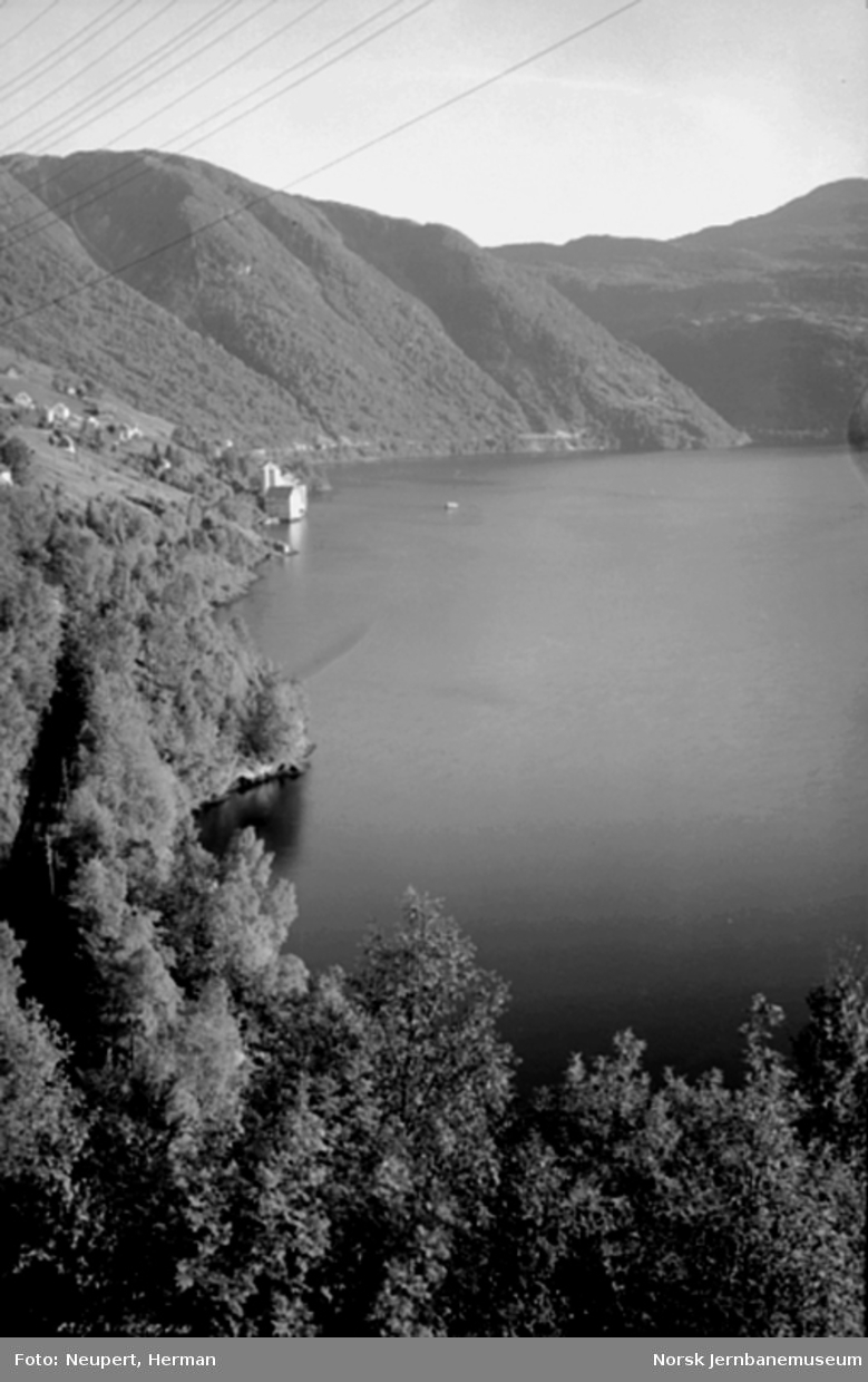 Oversiktsbilde over Vaksdal med Sørfjorden