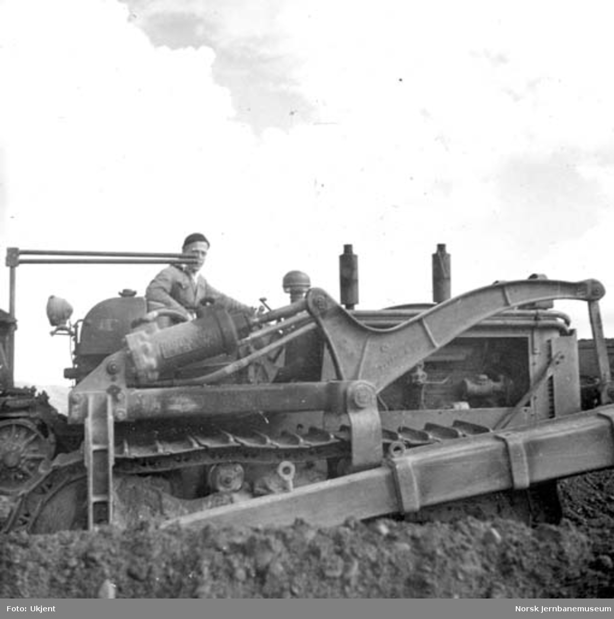 Bulldozer på Rognan stasjonsområde