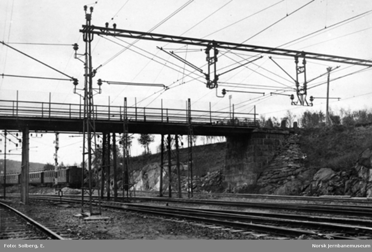Ofotbanens elektrifisering : kontaktledningsmaster og åk på Narvik stasjon