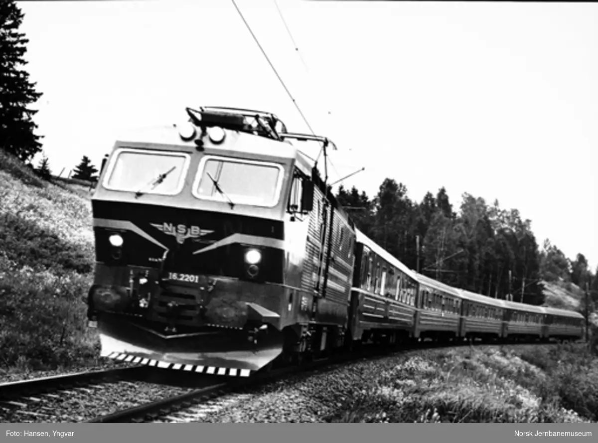 Elektrisk Lokomotiv El 16 2201 Med Jubileumstog Hamar Oslo Ved 125 års Jubileet Fotografert 