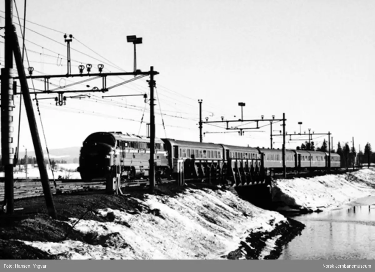 Diesellokomotiv type Di 3 med formiddagstoget fra Fagernes kjører inn på Eina stasjon