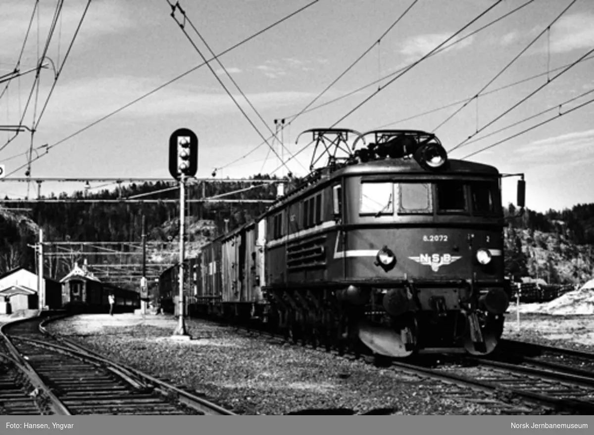 Elektrisk lokomotiv El 8 2072 forlater Eidanger stasjon på vei mot Skien