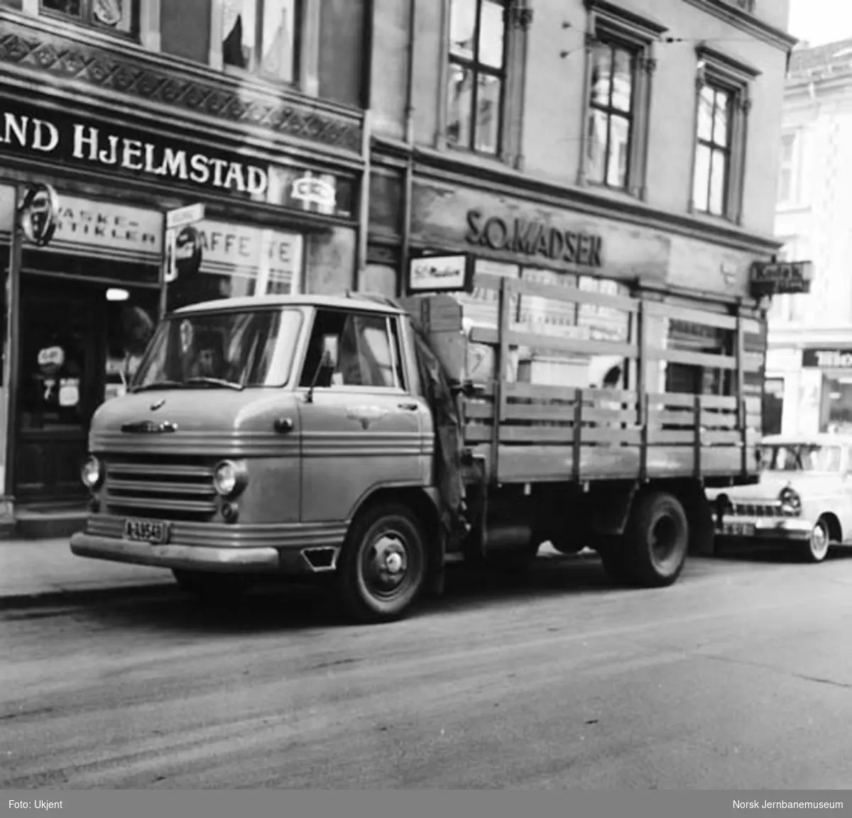 Utkjøring av gods i Oslo med Volvo lastebil A-49548 tilhørende NSB