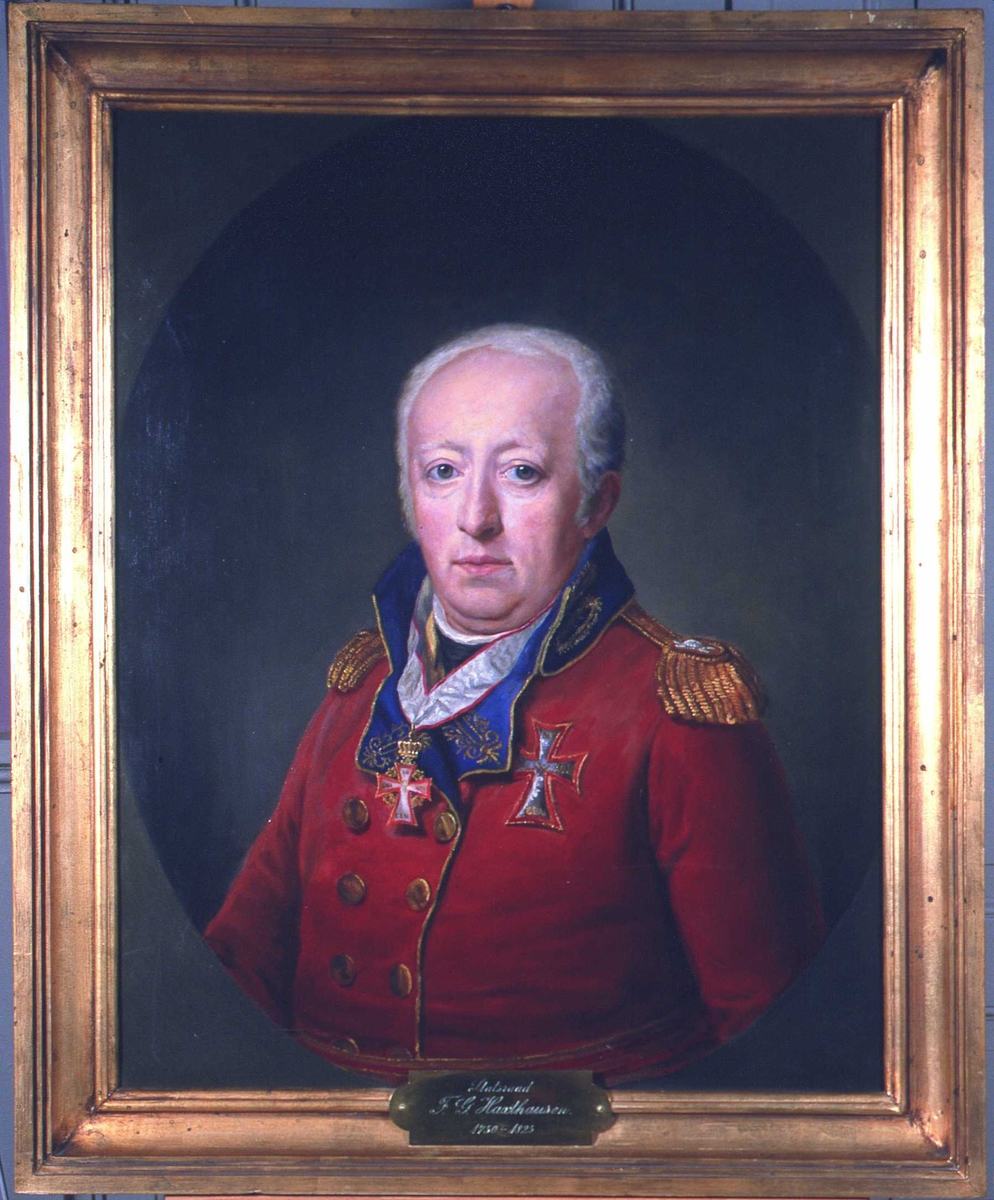 Portrett av statsråd Haxthausen. Rød uniform m/blå krave og epåletter i gull. Dannebrogsorden.